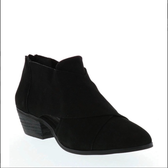 Black Leather Side Cut Out Chic Bootie - Picture 4 of 6